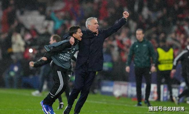 63岁穆帅狂奔！率队欧冠逆袭：最后1秒压哨晋级 附加赛或再遇皇马